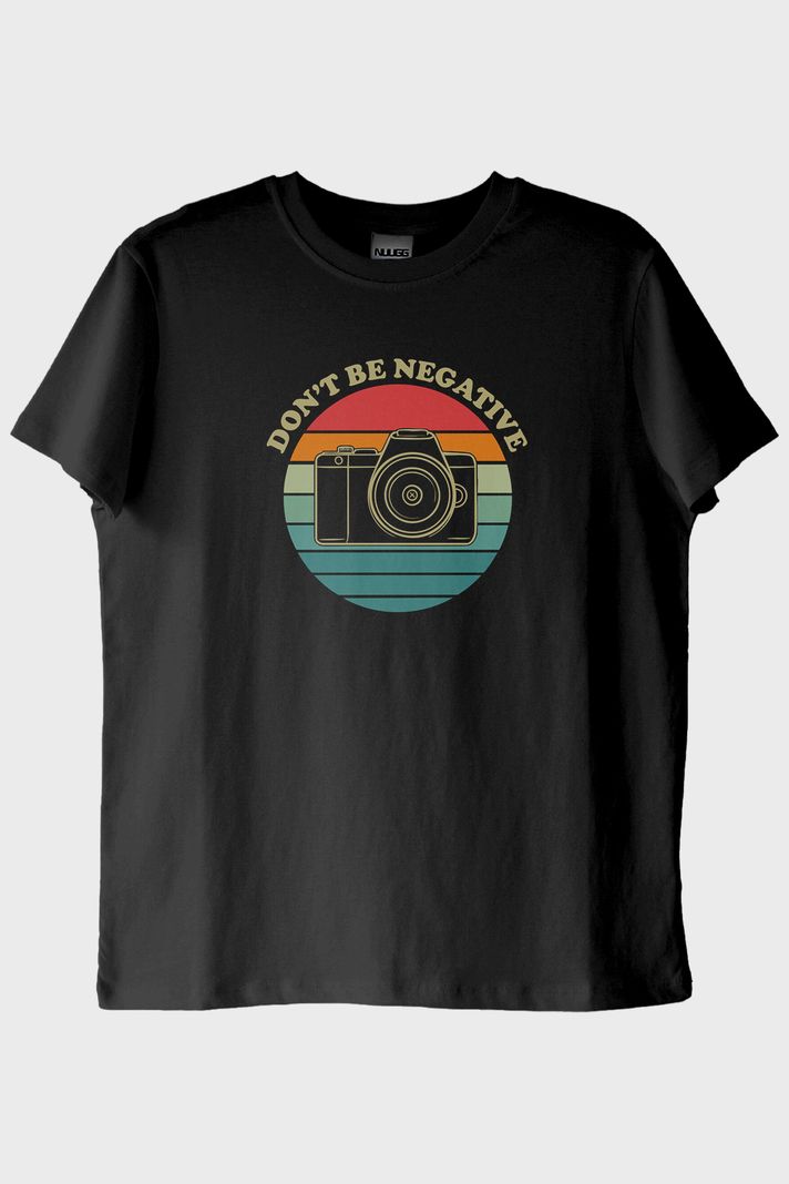 Don't Be Negative Baskılı Retro Kamera Tasarımlı Siyah Tişört ön görsel