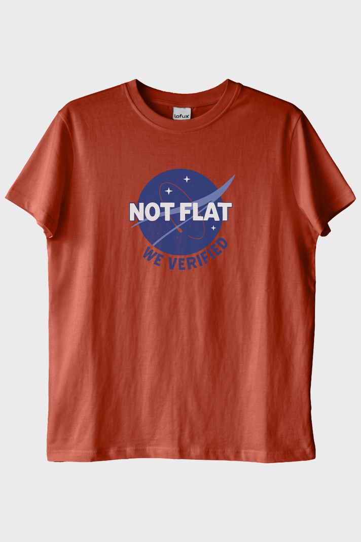 Bilim ve Mizahı Birleştiren 'Not Flat - We Verified' Kiremit Tişört ön görsel