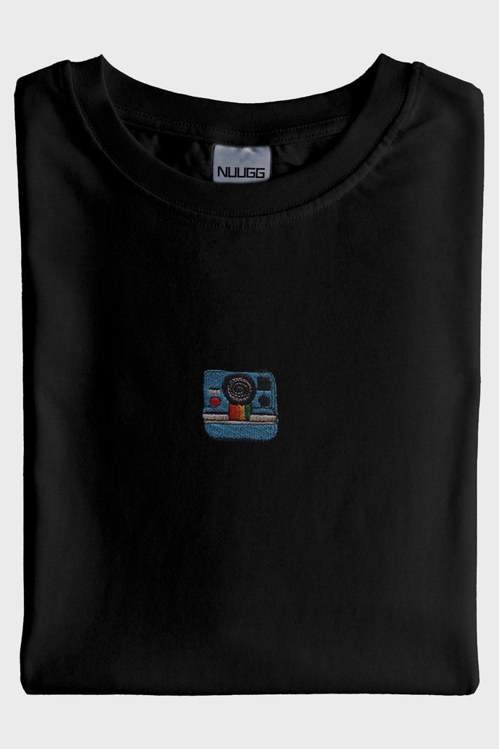 Polaroid Kamera Desenli Nakış Siyah T-Shirt - 4. görsel