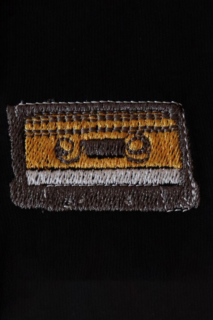 Sarı Kaset Desenli Nakış Siyah T-Shirt - 4. görsel