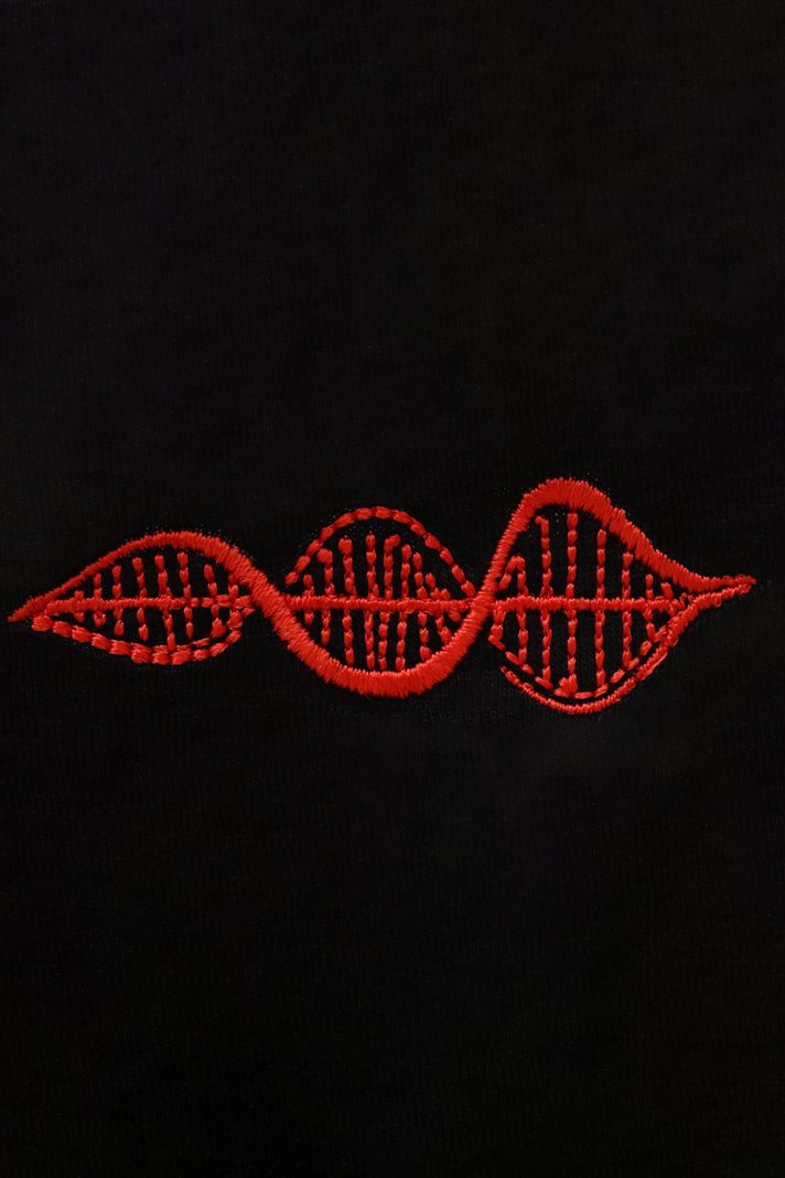 Kırmızı DNA Nakışlı Siyah Tişört - 3. görsel