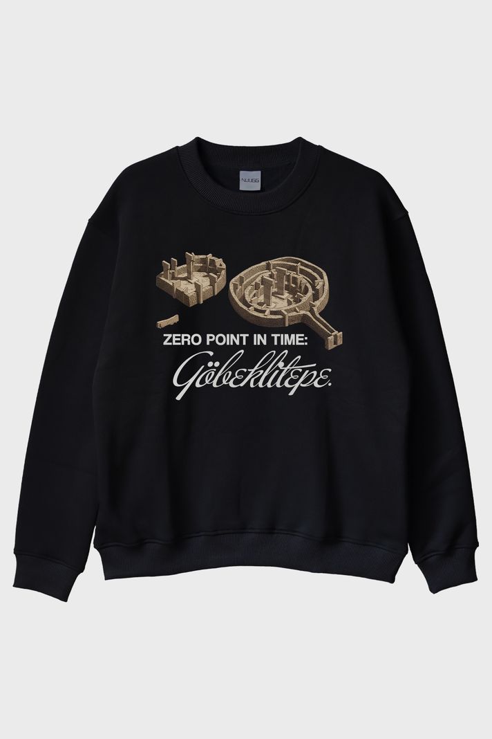 Göbeklitepe Tasarımlı Siyah Bisiklet Yaka Sweatshirt ön görsel