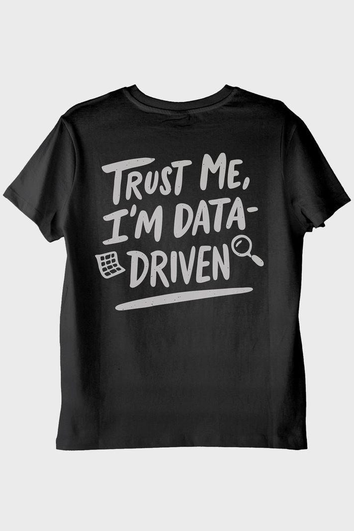 Data Analizi Sevenlere Özel Minimalist 'I'm Data-Driven' Siyah Tişört arka görsel