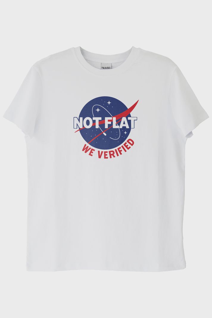 Bilim ve Mizahı Birleştiren 'Not Flat - We Verified' Beyaz Tişört ön görsel