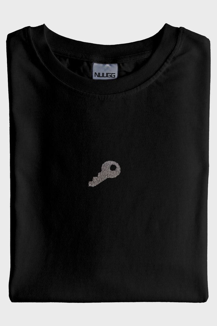 Siyah Anahtar Nakışlı Siyah T-Shirt - Minimalist Sevgili Kombini - 3. görsel