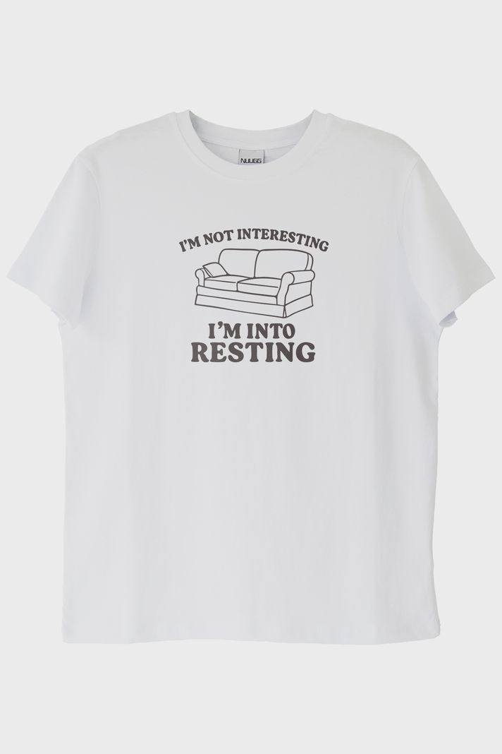 I'm Not Interesting I'm Into Resting Baskılı Beyaz Tişört ön görsel