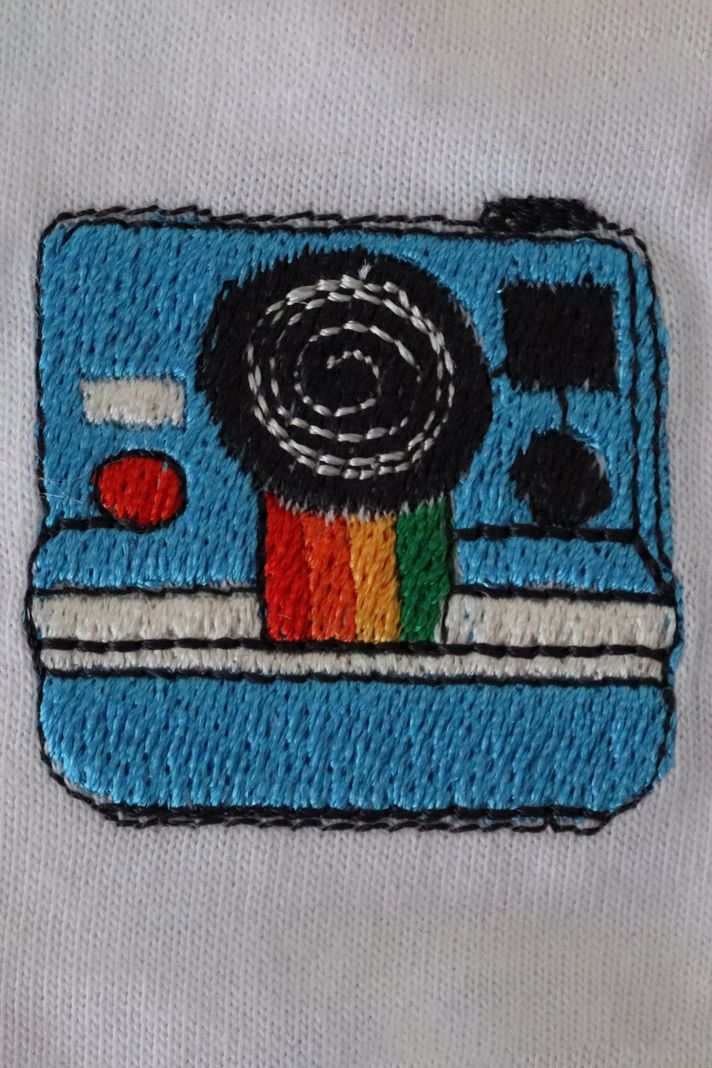 Polaroid Kamera Desenli Nakış Tişört - 3. görsel