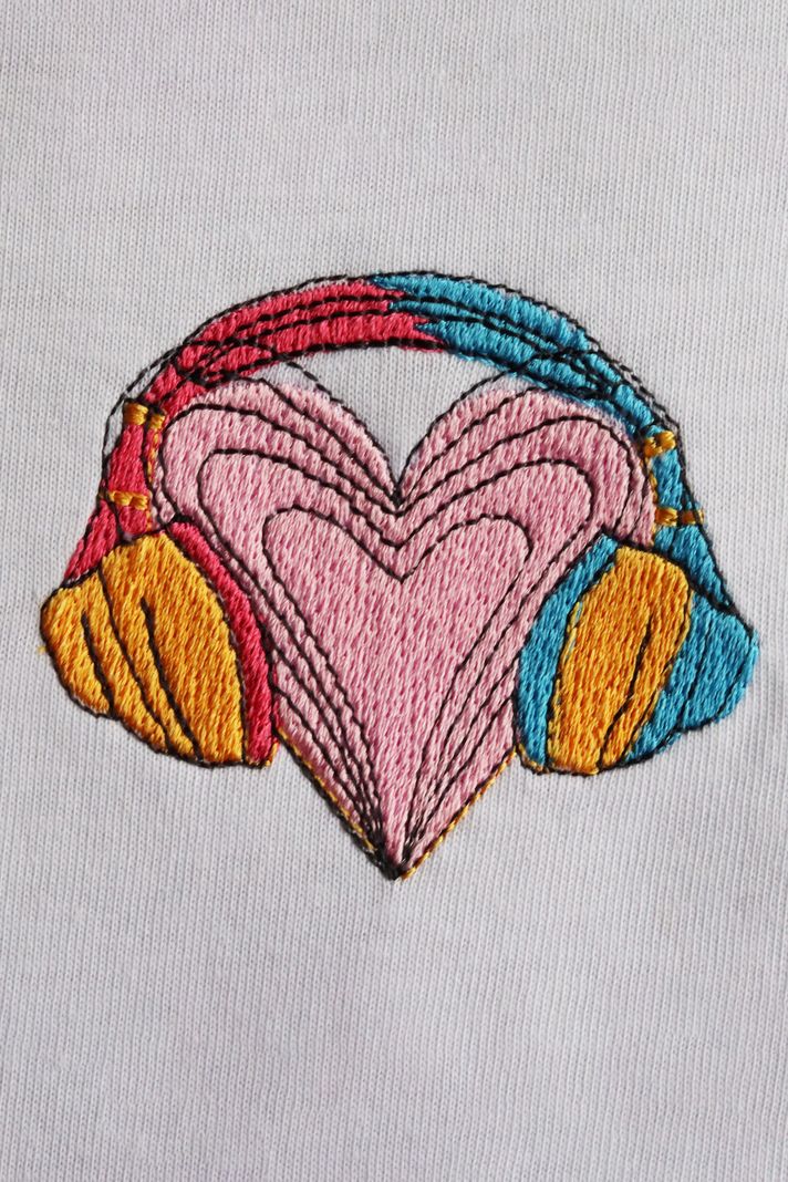 Renkli Kulaklık Kalpli Müzik T-Shirt - 4. görsel