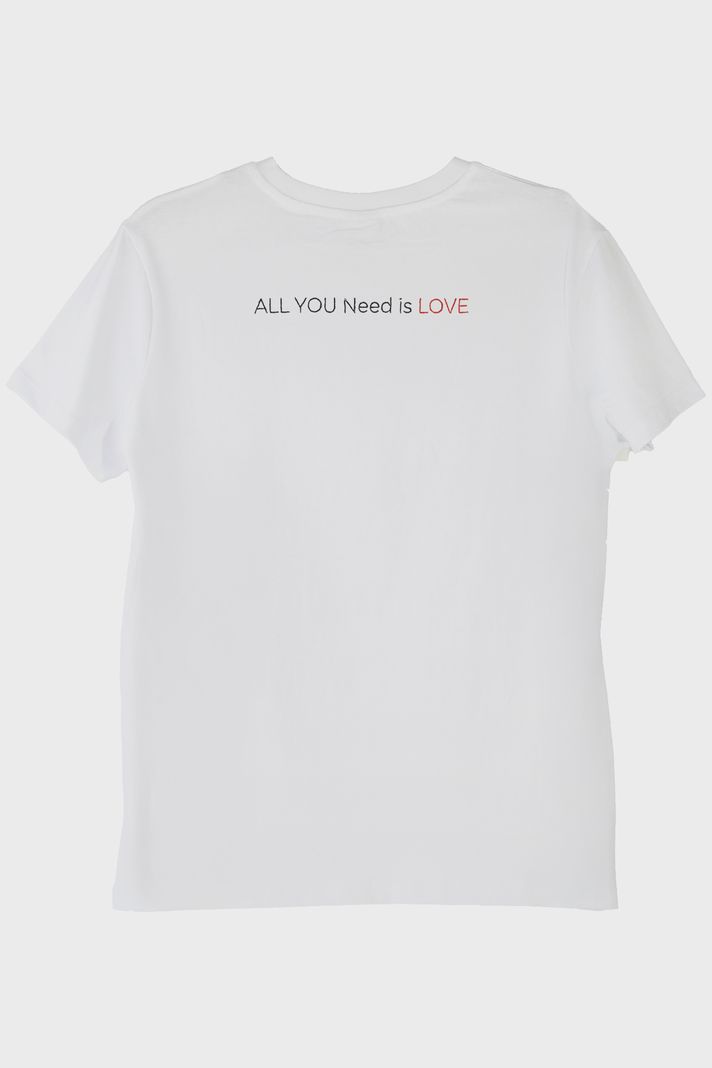 Kalp ve All You Need Is Love Yazılı Tişört - Sevgililer Günü arka görsel