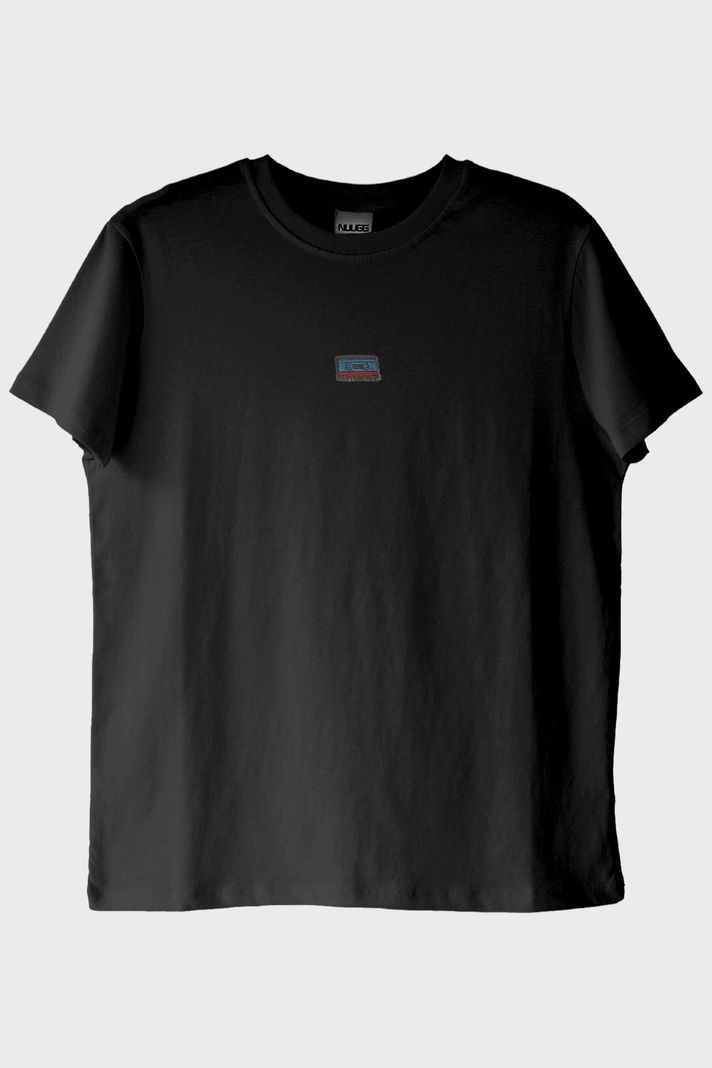 Mavi Kaset Desenli Nakış Siyah T-Shirt ön görsel