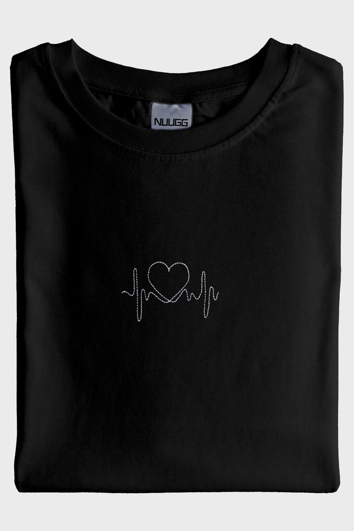 Kalpli Kalp Atışı Desenli Nakış Siyah T-Shirt - Sevgililer Günü Tasarımı - 3. görsel