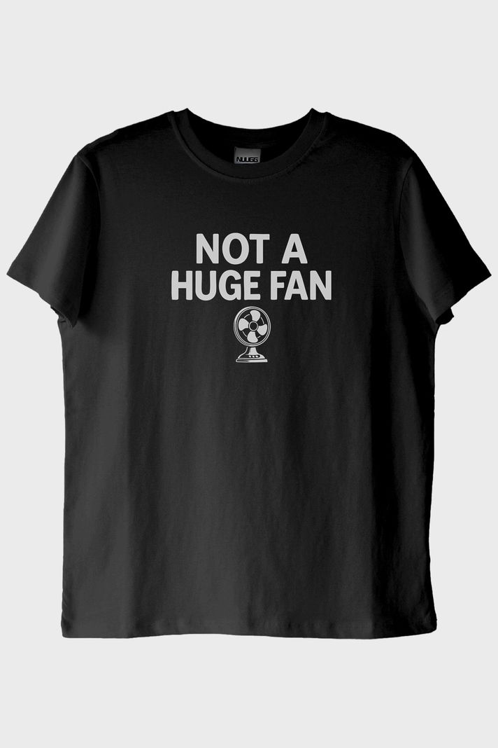 Not A Huge Fan Siyah Tişört ön görsel