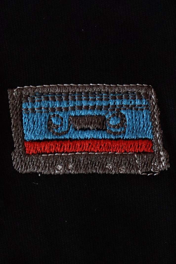 Mavi Kaset Desenli Nakış Siyah T-Shirt - 4. görsel