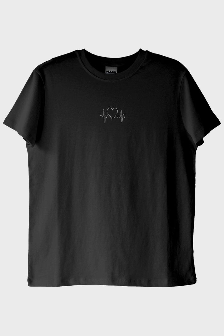 Kalpli Kalp Atışı Desenli Nakış Siyah T-Shirt - Sevgililer Günü Tasarımı ön görsel
