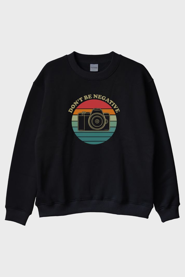 Don't Be Negative Baskılı Retro Kamera Tasarımlı Siyah Bisiklet Yaka Sweatshirt ön görsel