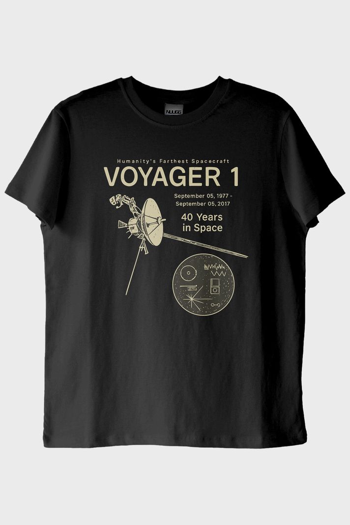 Uzay Keşfi Temalı Retro Voyager 1 Bilim Siyah Tişörtü ön görsel