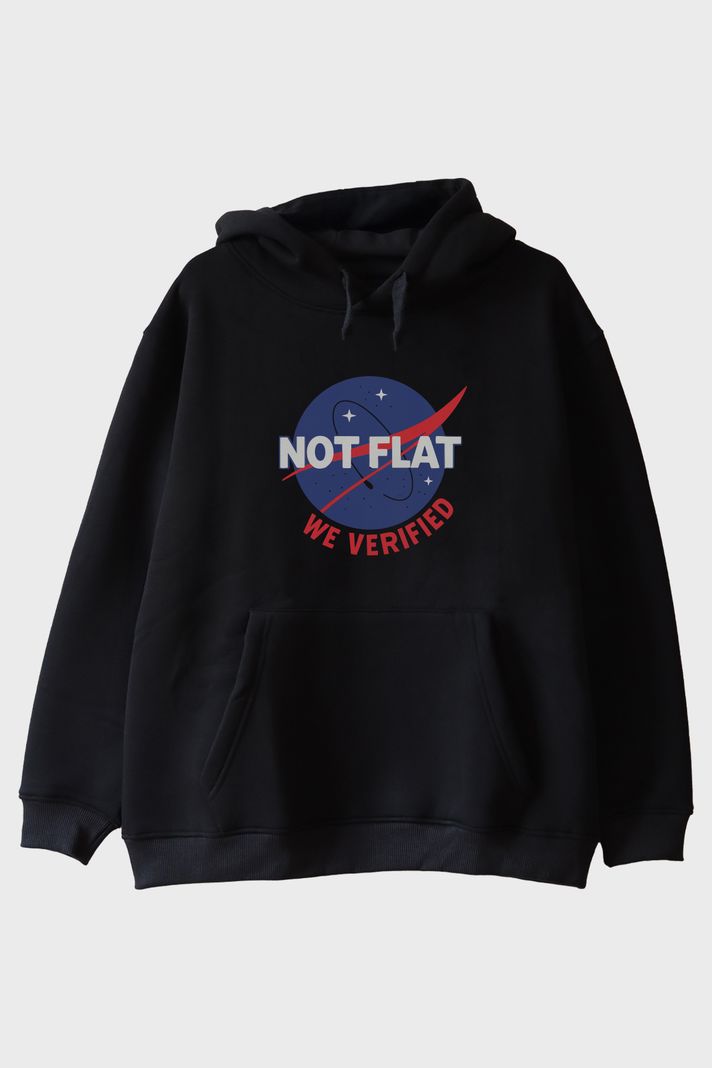 Bilim ve Mizahı Birleştiren 'Not Flat - We Verified' Siyah Hoodie ön görsel